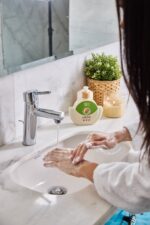 Nutshell Pistachio & Magnolia Hand Wash 4022 375ml - Image 2